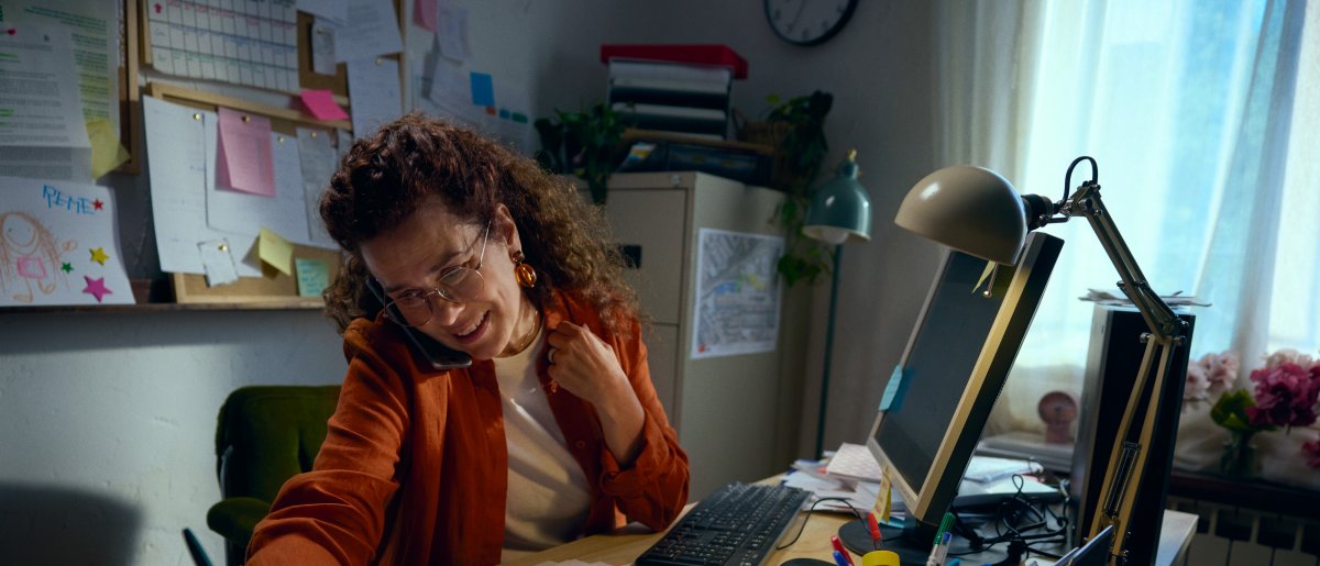 mujer en escritoria en oficina