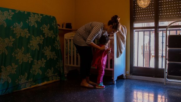 Aquí no hay quien viva: Madre con su hija cerca de una ventana Aquí no hay quien viva: Madre con su hija cerca de una ventana
