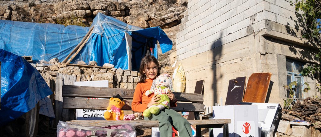 Aslı* tiene 9 años y cursa 3º de primaria. Aslı* y su familia, viven en un pueblo de la provincia de Adıyaman, pero vieron su casa destruida por los terremotos del 6 de febrero. Posteriormente, la familia empezó a vivir en una tienda de campaña. Cuando llegó el invierno, la familia se encontró con el equipo de Save the Children Türkiye que distribuía artículos domésticos de invierno en la región.