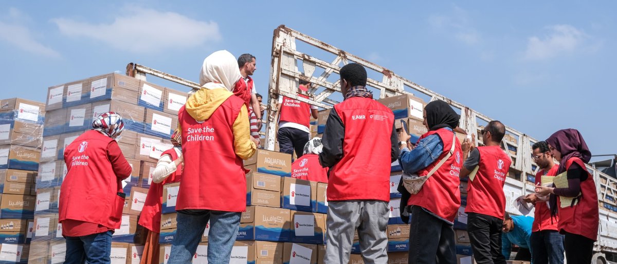 Personal de Save the Children en Egipto carga camiones con suministros de primera necesidad para Gaza. Foto: Save the Children.