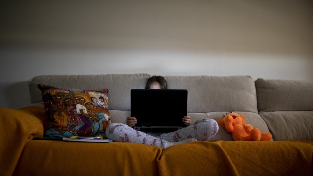 Una niña delante de una pantalla - Sin Conexión