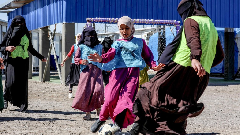Nñas jugando al fútbol
