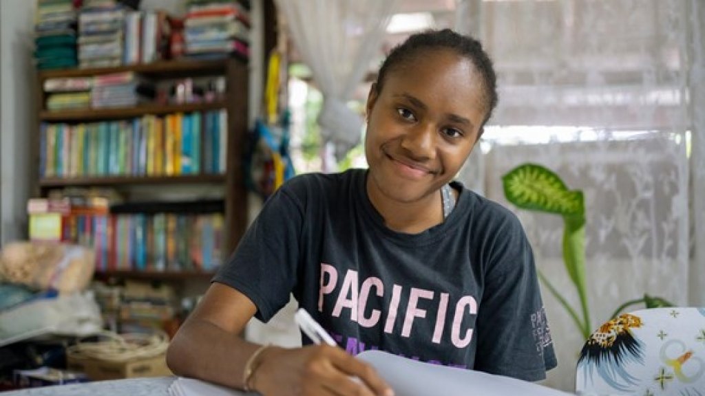 Vepaiamele, de 15 años, escribiendo poesía en su casa de Port Vila, Vanuatu. Conor Ashleigh / Save the Children