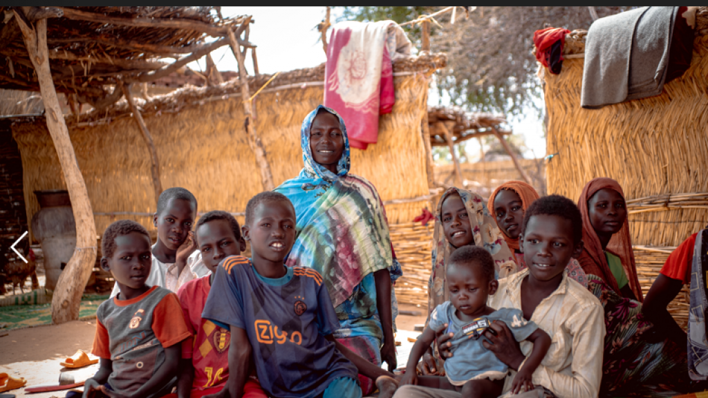 Kubra con sus 6 hijos, 1 hija y dos parientes