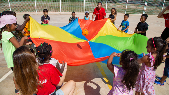 Niños y niñas jugando en un campamento de verano de Save the Children