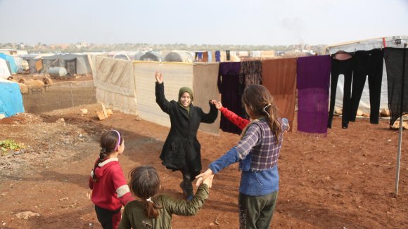 Siria - 4 niñas juegan en un campo para personas refugiadas