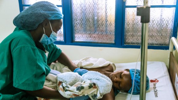 Ayuda maternal en Ruanda - Enfermera de Sava the Children asiste a una madre