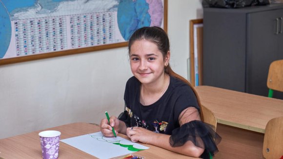 Educación en emergencias - Niña ucraniana en un aula