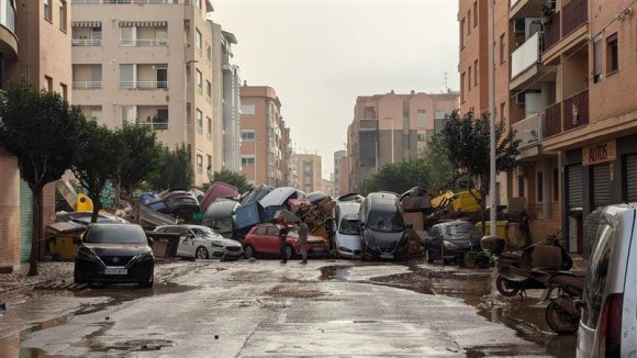 Efectos de la DANA: coches arrastrados por la riada bloquean una calle