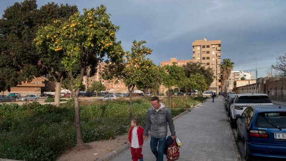 padre con niña por la calle