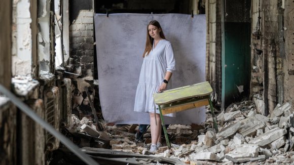 Olena de 17 años visita su antigua escuela bombardeada