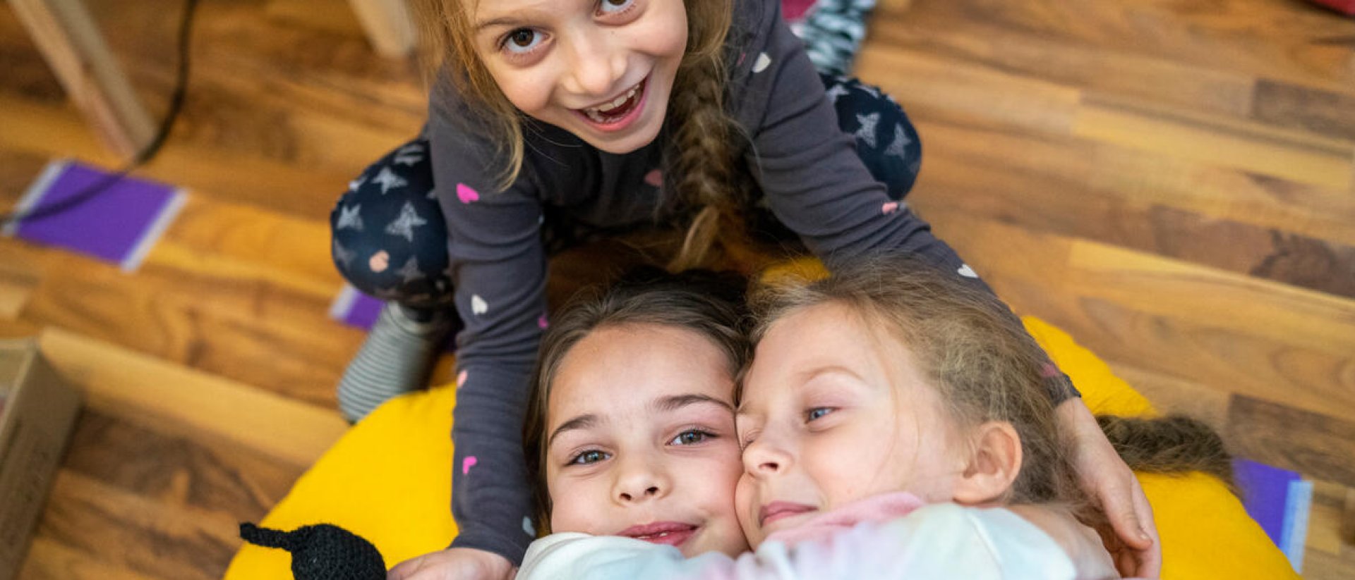 3 niñas ucranianas en los programas de Save the Children