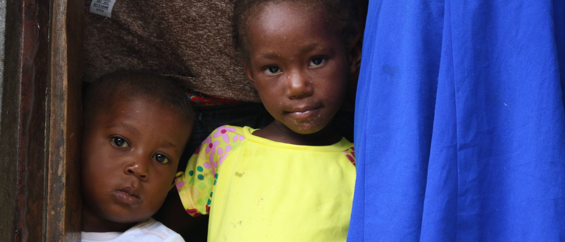 Emergecnia en Haití - Dos hermanos pequeños de Haití