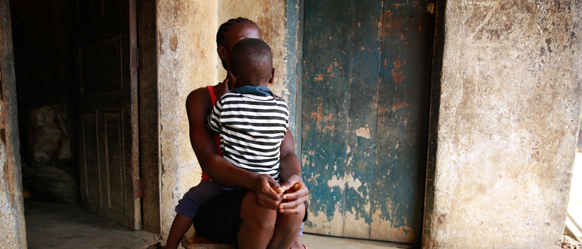 Madre adolescente con su hijo - Sierra Leona