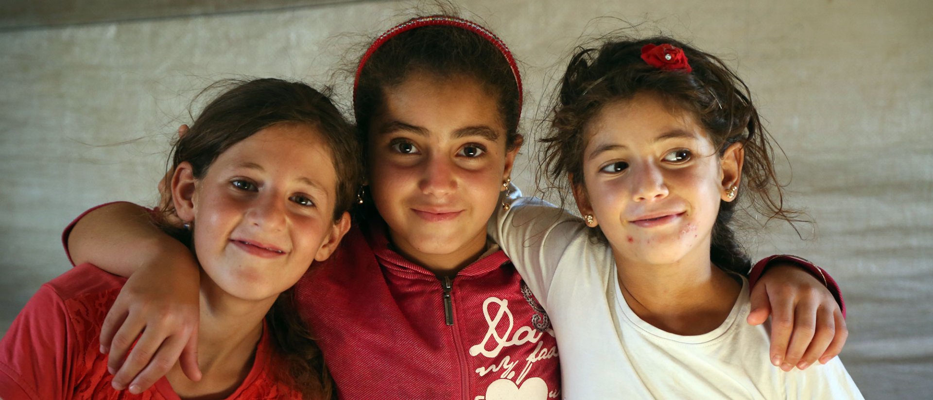 El Día Mundial de las Personas Refugiadas - 3 niñas sirias en un campo de refugiados