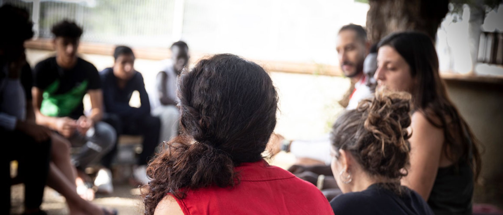 Actividades en un centro para menores migrantes de Save the Children