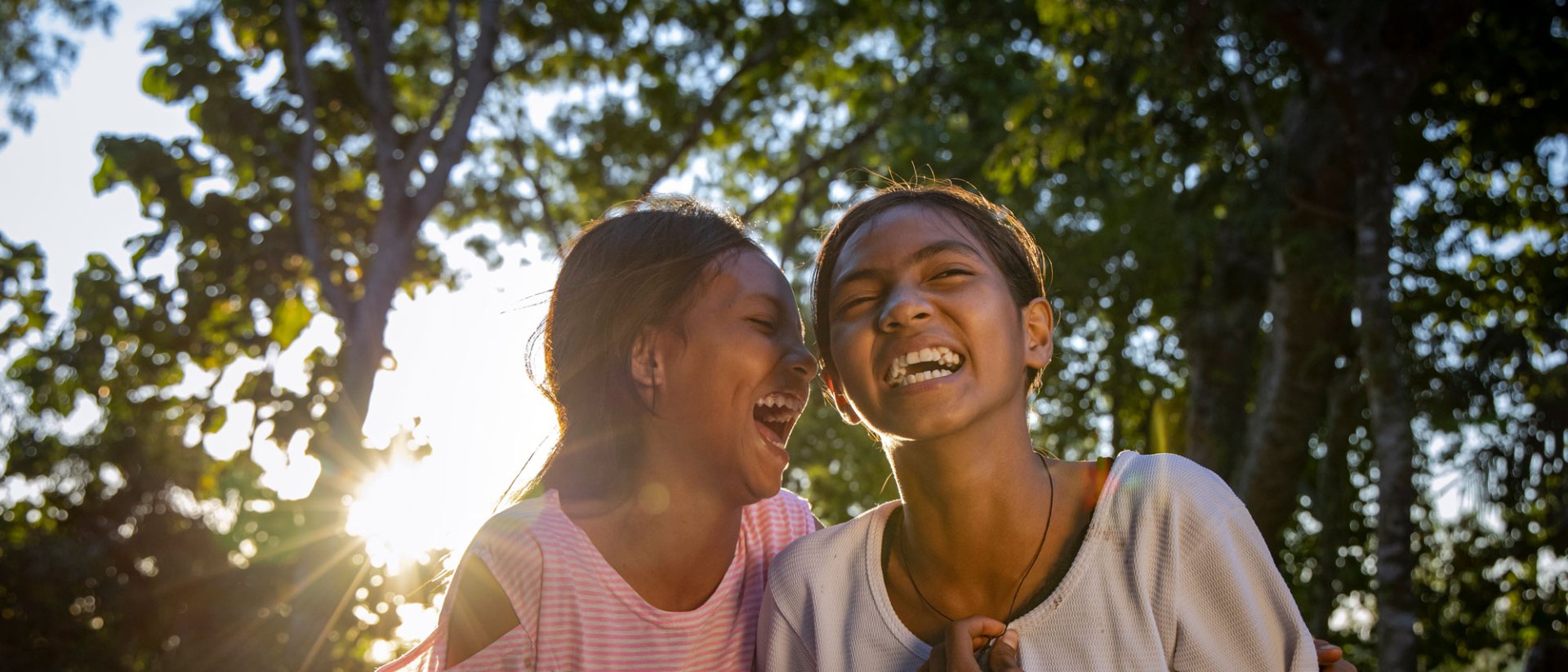 Día de la niña 2024 - Dos niñas sonriendo