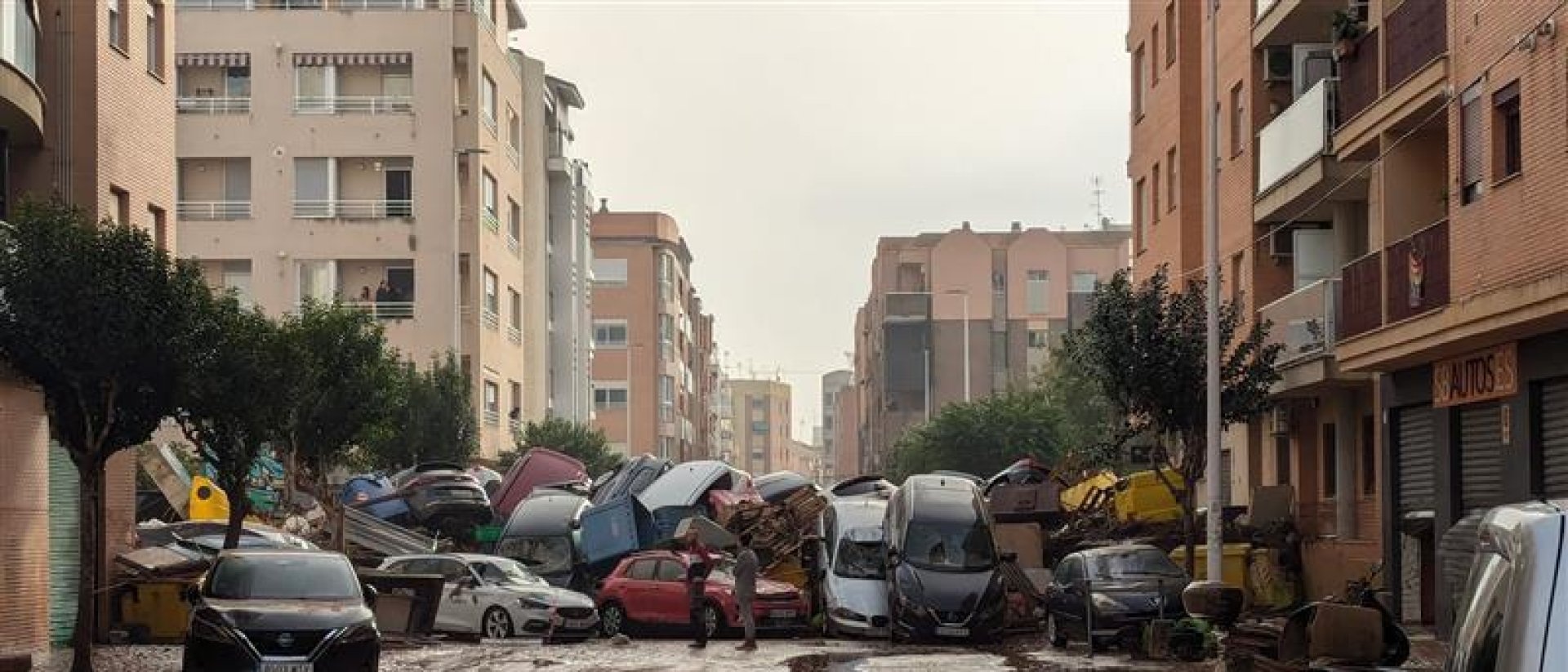 Efectos de la DANA: coches arrastrados por la riada bloquean una calle