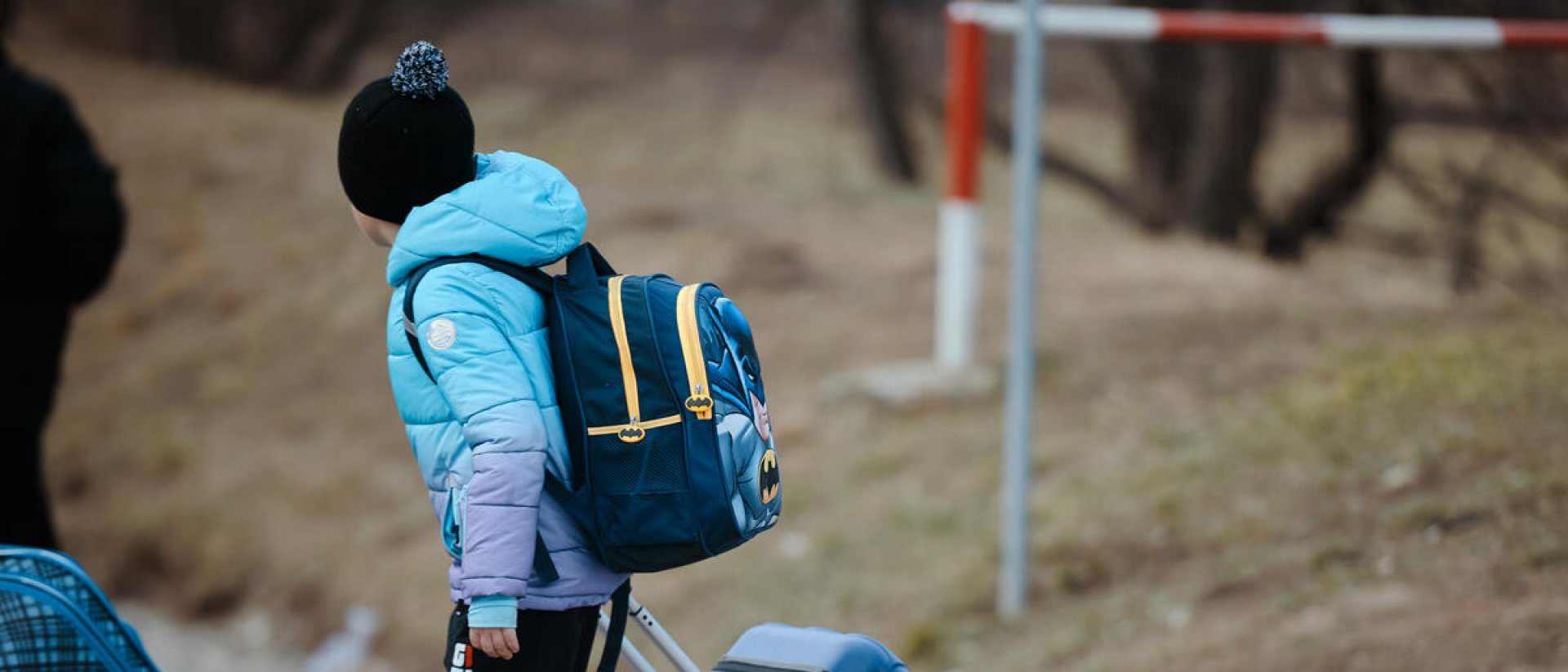 niño refugiado con maletas