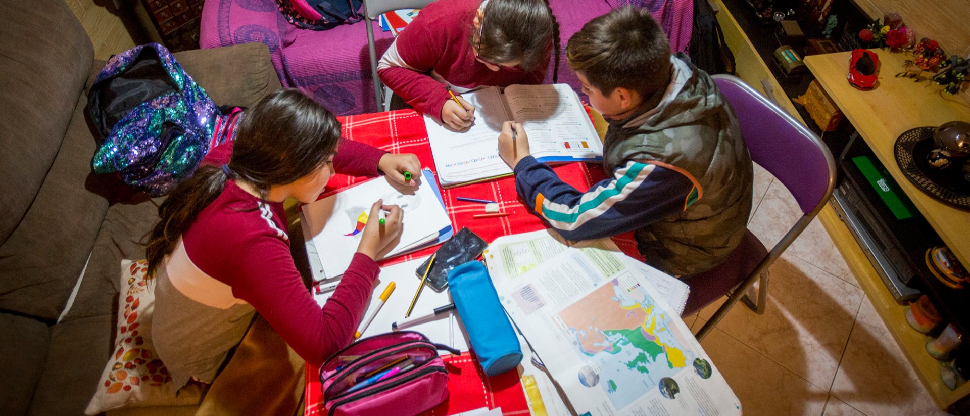 Niños y niñas estudiando juntos - Riesgo de exclusión social