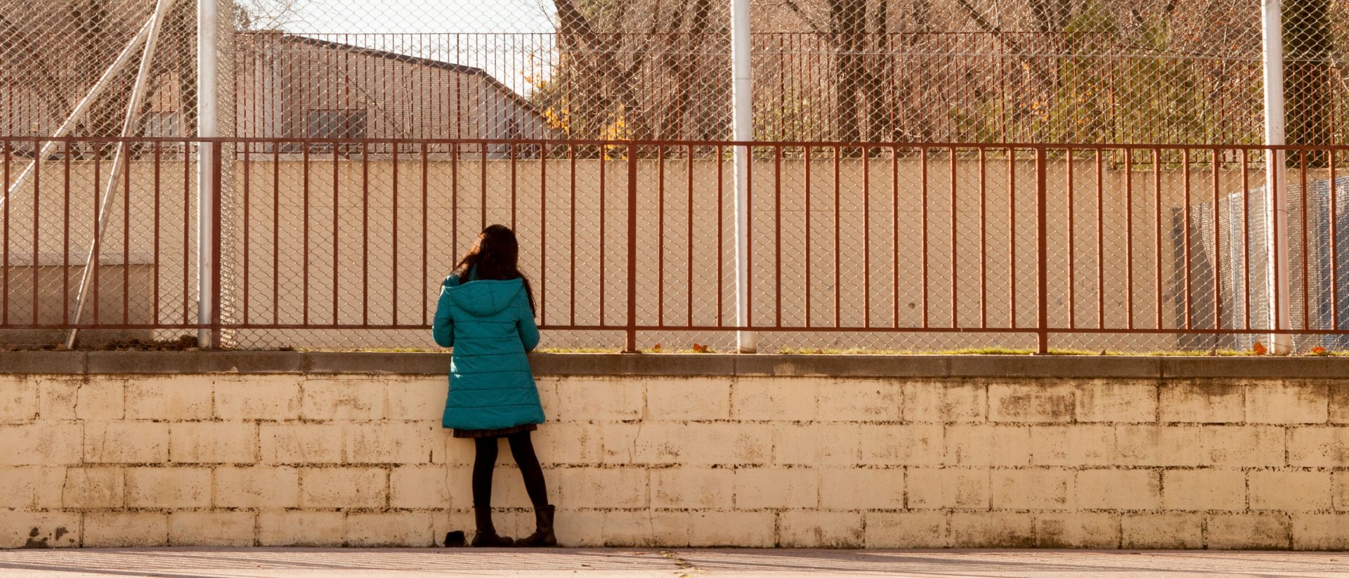 Revictimización víctimas abusos sexuales - Una niña sola en un pasillo