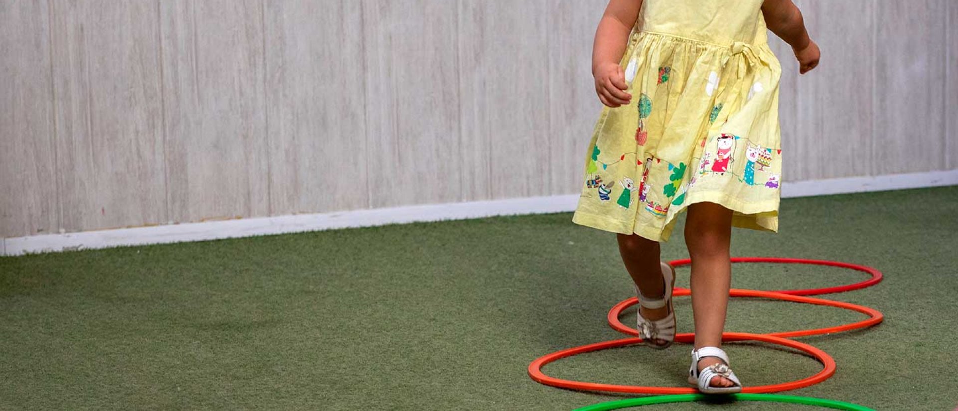 Niña jugando sola en una guardería