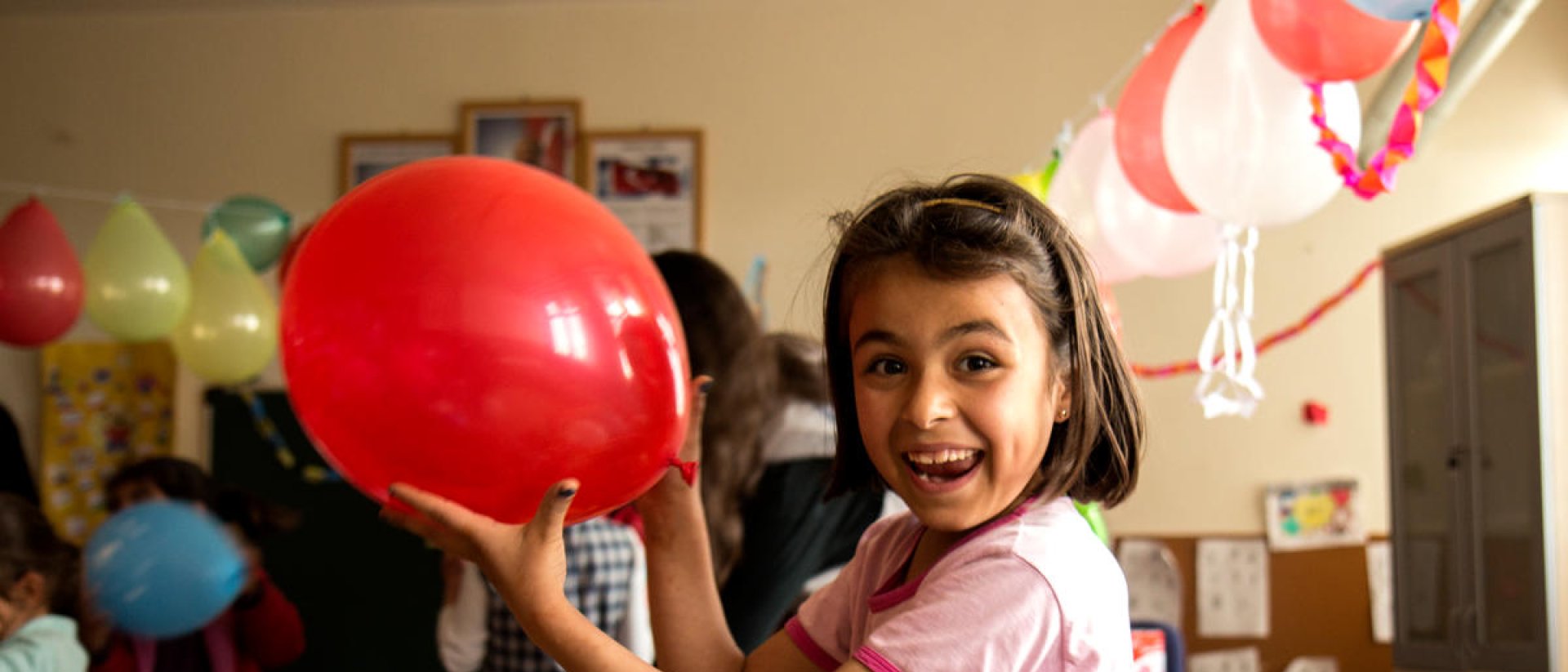 Niña con globo en una clase