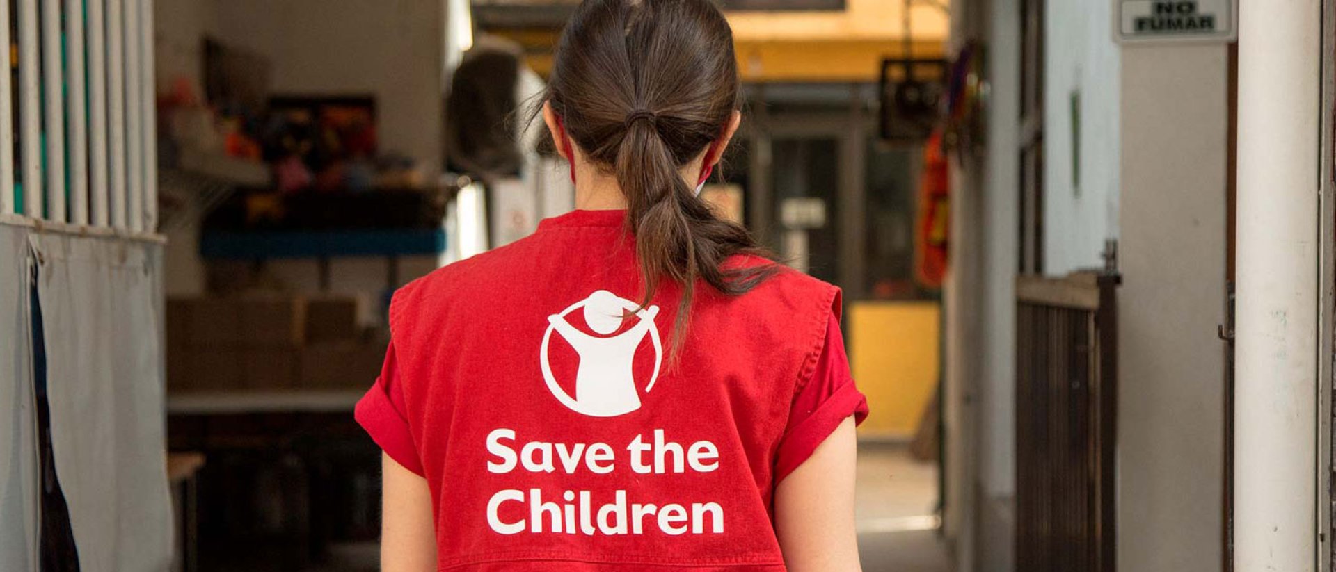 Una mujer que trabaja por Save the Children en una respuesta humanitaria