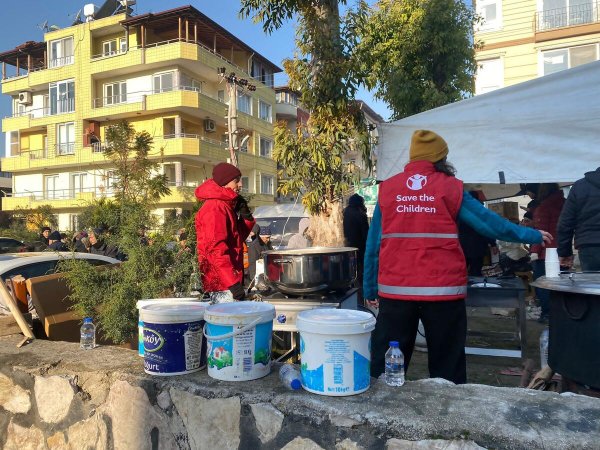 Personal de Save the Children distribuye comida caliente a 500 personas afectadas por el terremoto en Hatay, Turquía.