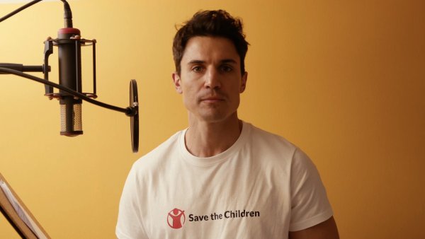 El actor Álex González ha grabado un vídeo para Save the Children en el que da voz a un niño ucraniano.