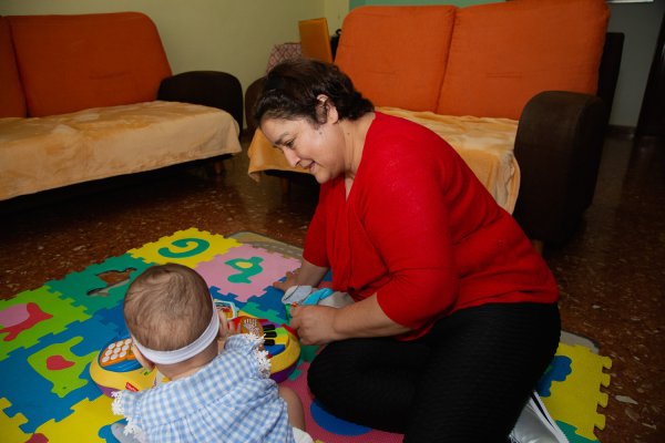 Raquel es madre soltera y vive con sus dos hijos de nueve y dos años en Valencia. Paga 500 euros de alquiler, casi la totalidad de su sueldo algunos meses. Foto: Pablo Martí - diodo Media / Save the Children