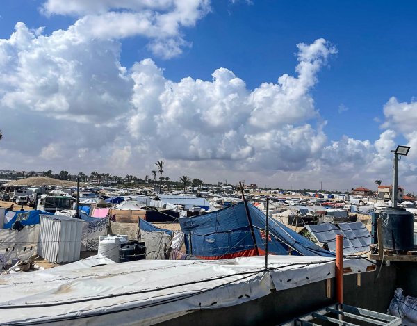 Tiendas de campaña en la abarrotada al-Mawasi, tras la reubicación forzosa de familias de Rafah. Foto: Save the Children. 