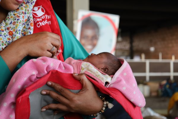 niña sudan primer bebe nacido en la clinica