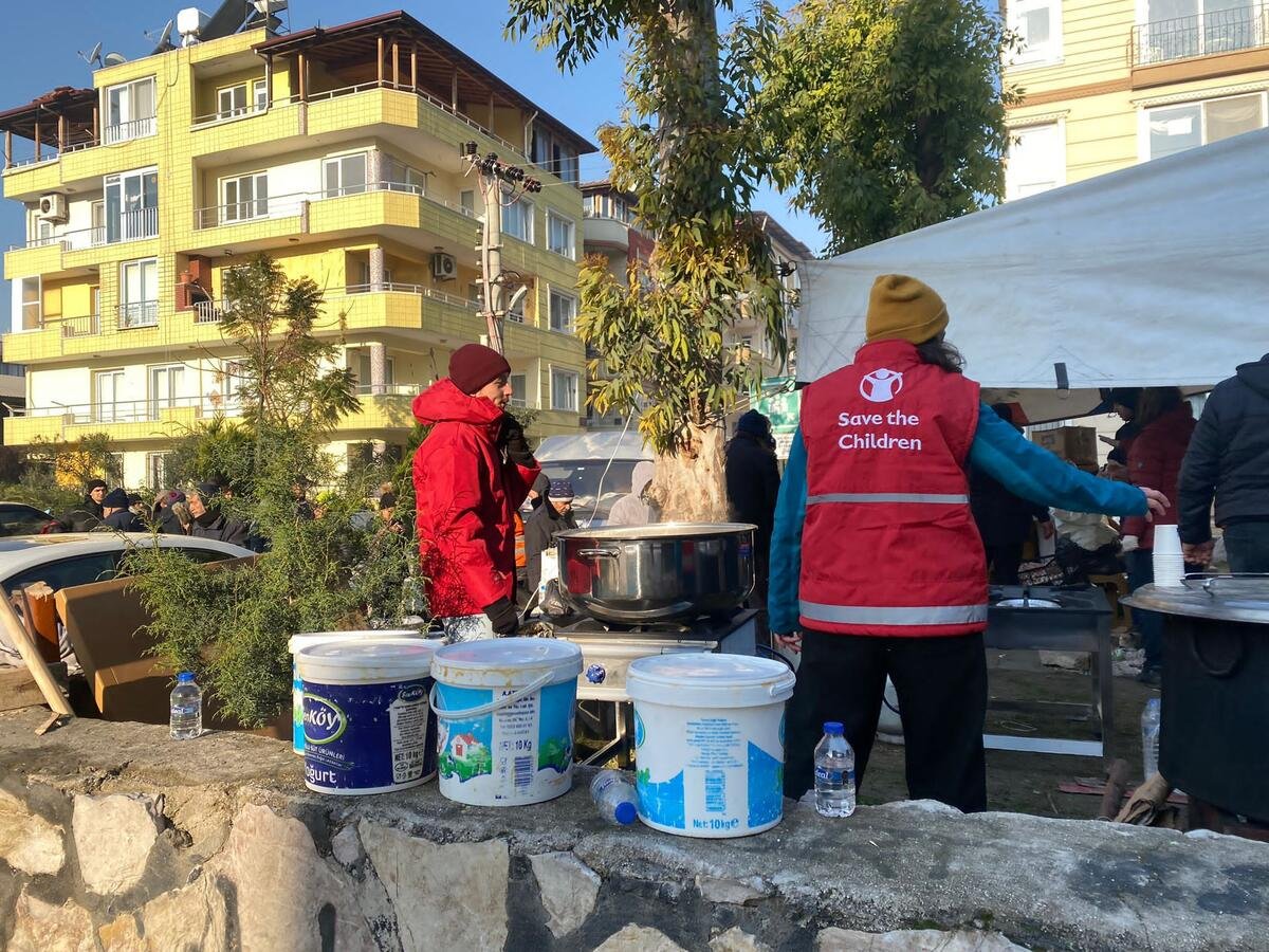 Personal de Save the Children distribuye comida caliente a 500 personas afectadas por el terremoto en Hatay, Turquía.