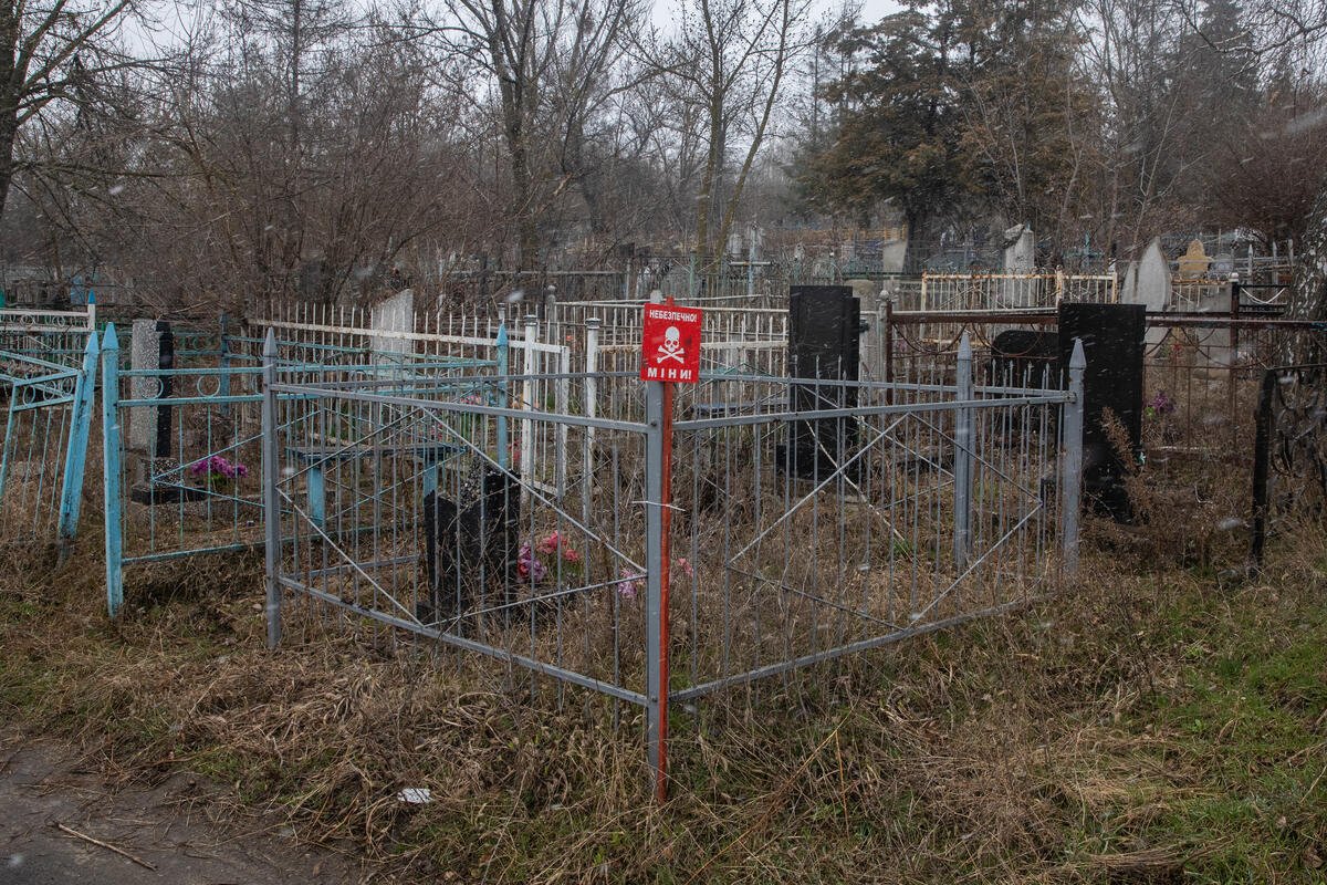 Señal de mina en la entrada de un cementerio en Ucrania