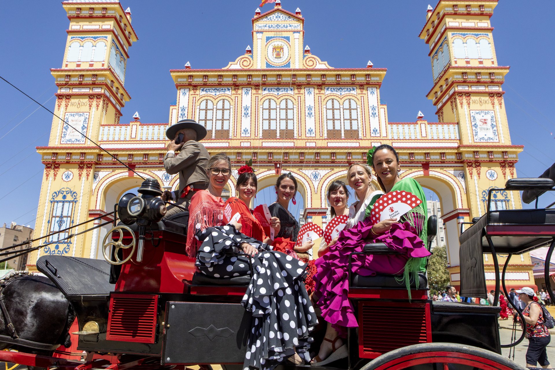 Reparto de abanicos en la feria de Sevilla