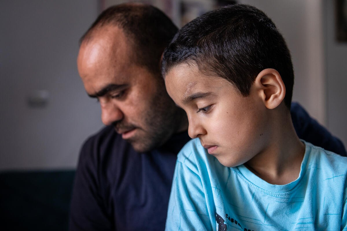 Niño gazatí refugiado con su padre