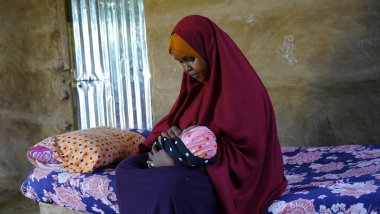 Rahma, que pudo dar a luz sano y salvo a su bebé Ahmed en un hospital de Somalia. Foto de Save the Children.