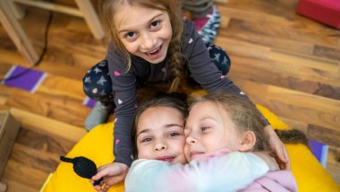 3 niñas ucranianas en los programas de Save the Children