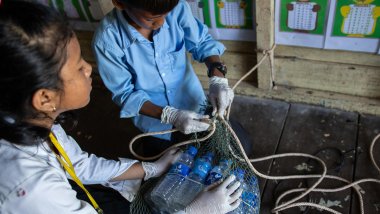Camboya_niños y niñas construyen utensilios para combatir la crisis climatica