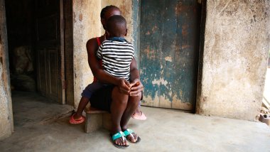 Madre adolescente con su hijo - Sierra Leona