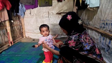 Sahida con su madre, en una visita de seguimiento de la pequeña 10 meses después