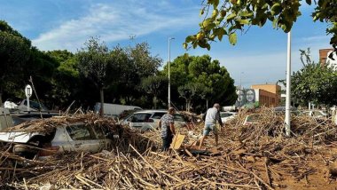 Efectos de la DANA: barro, ramas y coches arrastrados por la riada bloquean una calle