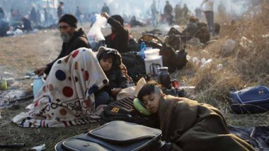 Desplazados sirios con niños durmiendo en una acampada