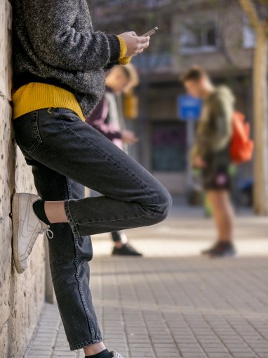 Una adolescente delante de su móvil - Sin Conexión